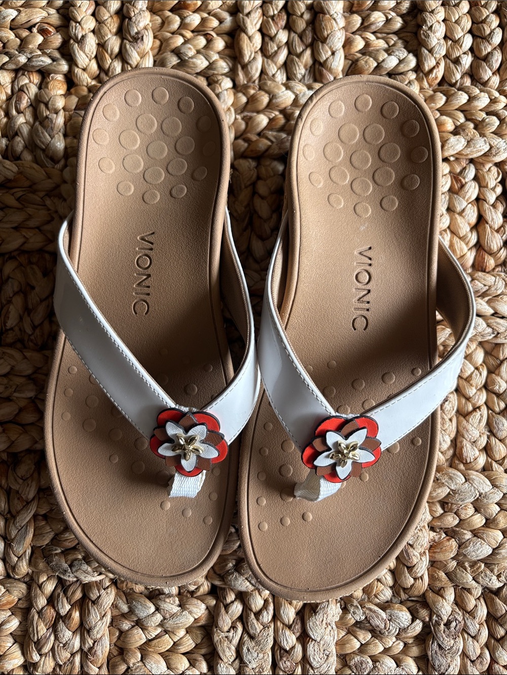 Vionic White Thong Sandals with Red Floral Accent-size 7